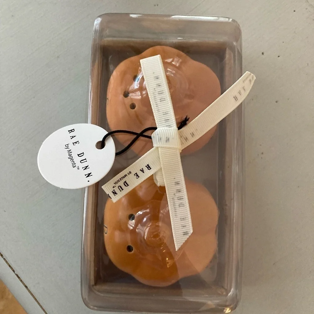 NIB! Rae Dunn Pumpkin FALLTHANKSGIVING Salt and Pepper Shakers